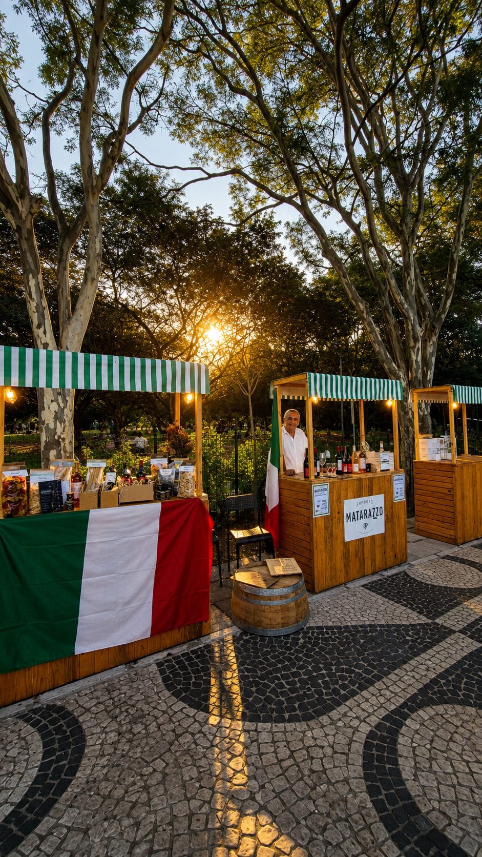 Barracas de madeira com toldo listrado ao entardecer, com produtos expostos e luz quente